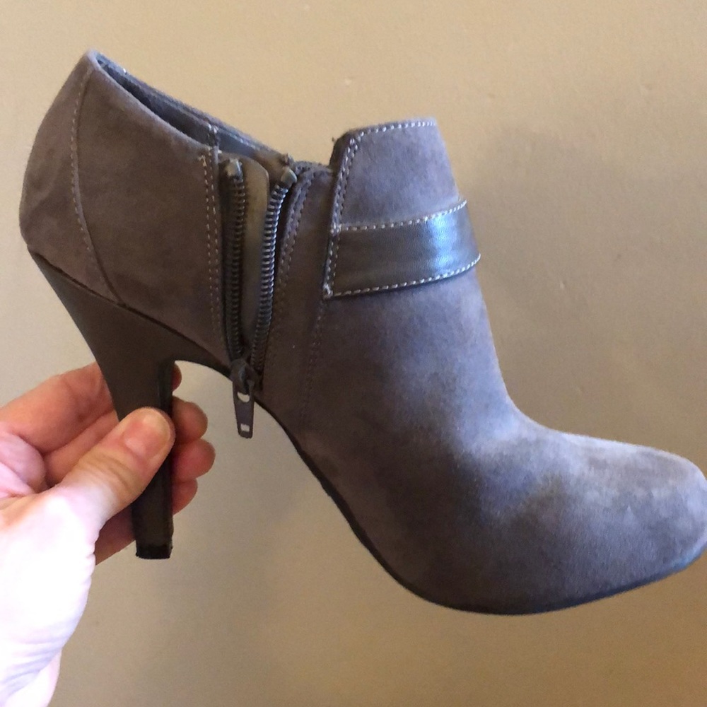 FERGALICIOUS: faux suede, gray in colour, high heeled booties